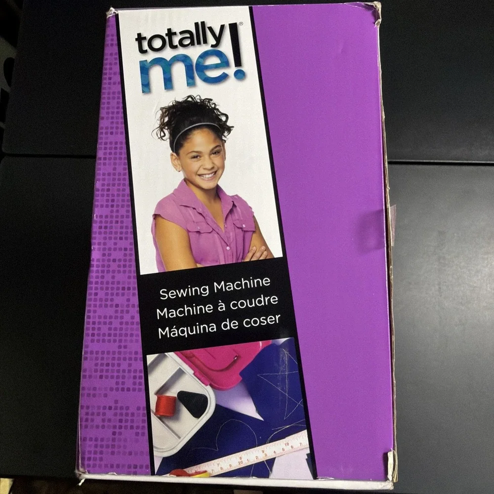Totally Me! Toy Singer Sewing Machine & Case Toys R Us T2202 New (box damage) 6+